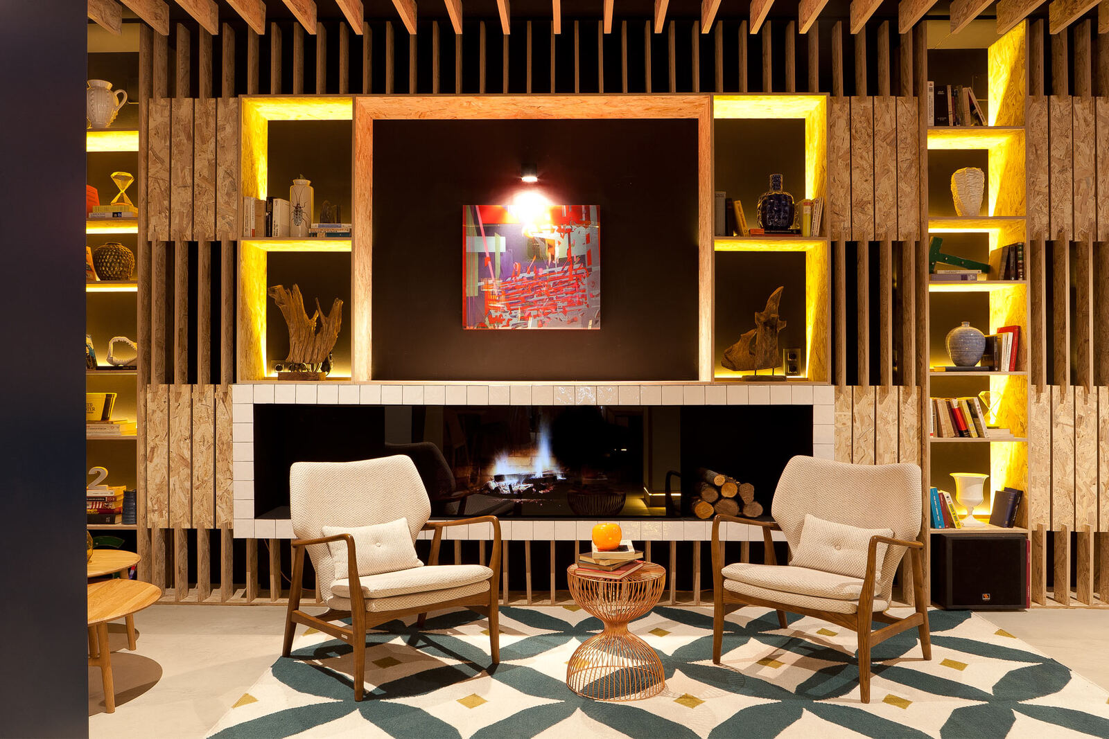 Rincón de chimenea y biblioteca de SLEEP'N Atocha