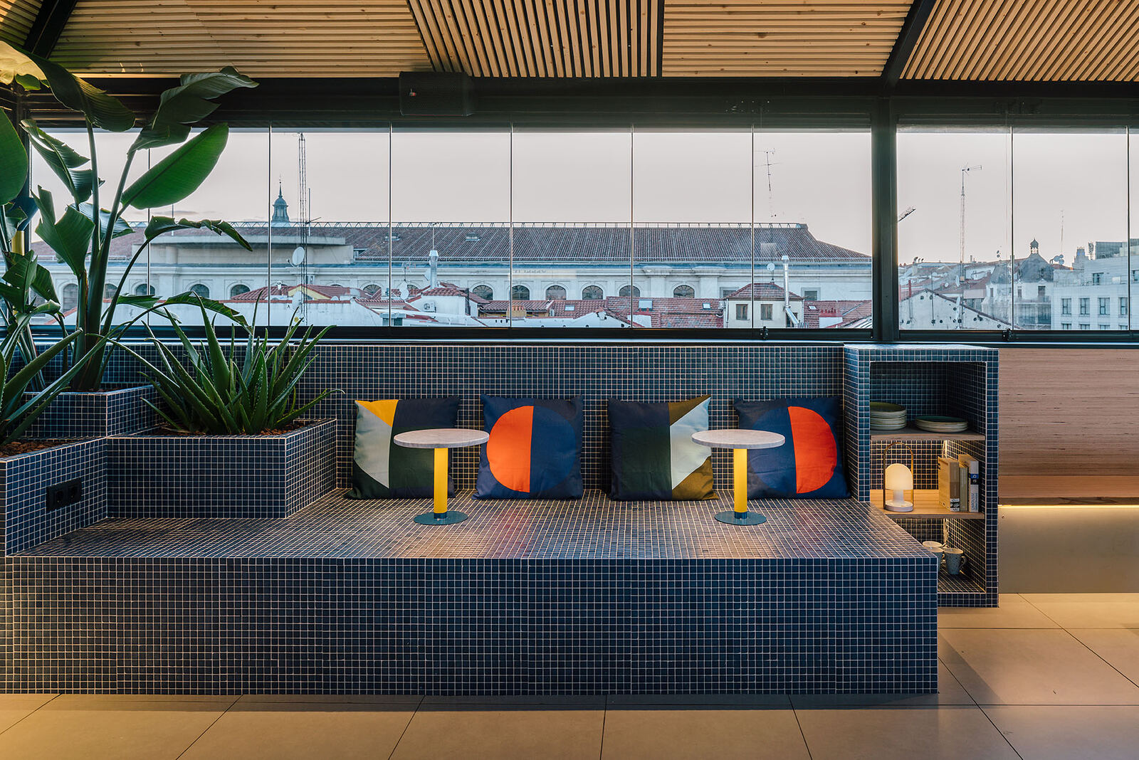 Terraza rooftop de SLEEP'N Atocha con vistas a Madrid