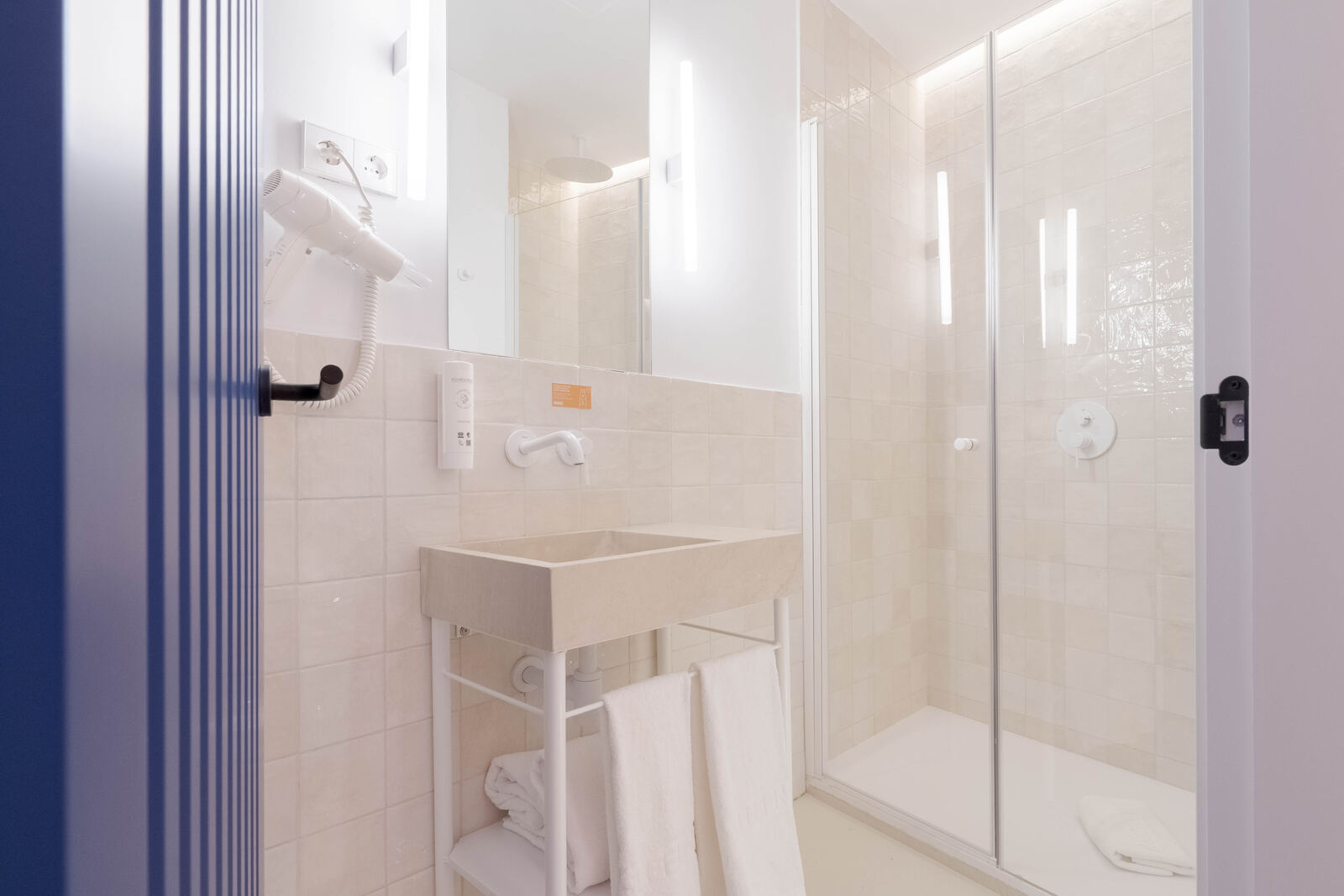 Baño de una habitación de SLEEP'N Valencia