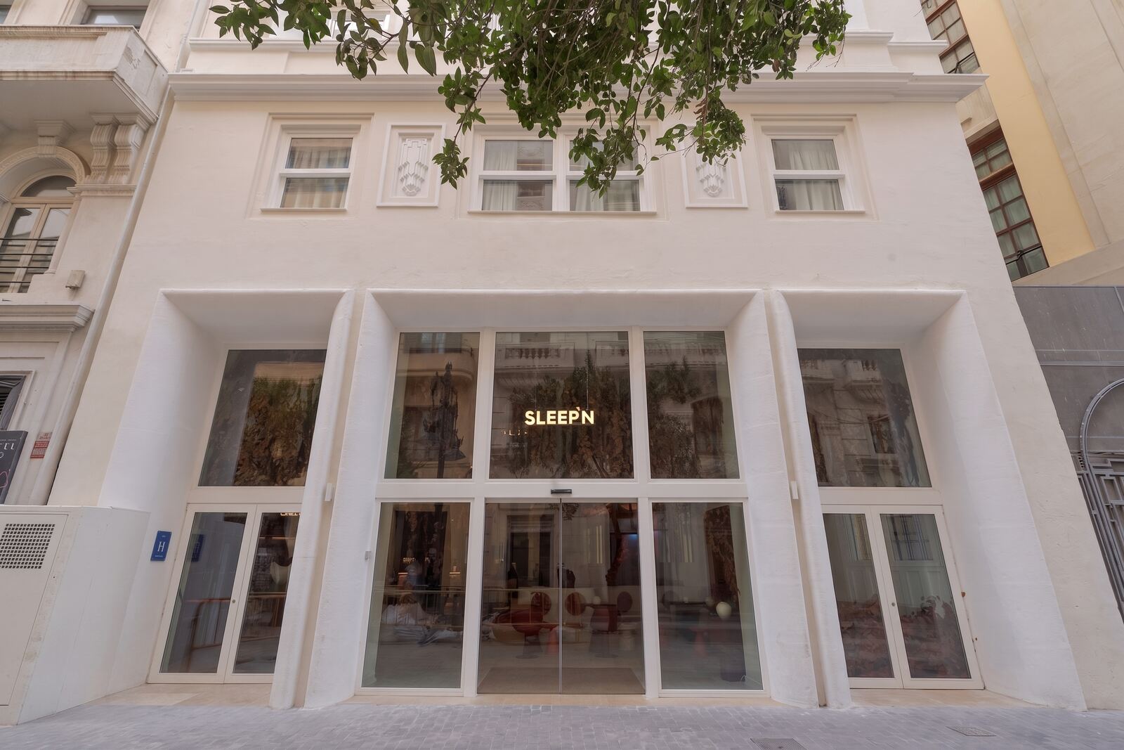 Fachada del edificio de SLEEP'N Valencia